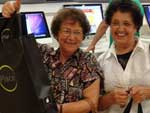 As aposentadas Selma da Rosa (esquerda), 70 anos, e Maria Baptista (direita), 67, foram as primeiras da fila, esperando desde 17h30min