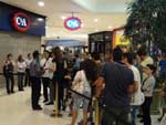 Pessoas aguardaram na fila para comprar o iPad na loja iPlace, que fica no shopping Iguatemi, na Capital