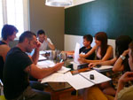 Atores ensaiando com o diretor Cristiano Trein (camisa branca). Cris Pereira, Junior Grandi, Caio Pereira, Marcela Hoeppers. Andressa Girotto e Pedro Tergolina