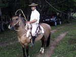 Envio a foto do meu filho Lucas, Ele tem 15 anos, nunca participou de CTG, mas  um grande tradicionalista. Na foto ele est no stio do av montado no seu cavalo Alegrete.