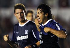 Zagueiro Velazquez comemora o primeiro gol do Independiente - Juan Mabromata, AFP