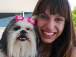 A cachorrinha Arroba e a atriz Marcela Hoeppers