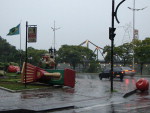 Chuva derrubou enfeites natalinos na praa da prefeitura