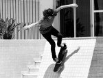 O fotgrafo Tiago Pavan acompanha os skatistas da cidade e registra o radicalismo das manobras em suas fotos