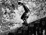 O fotgrafo Tiago Pavan acompanha os skatistas da cidade e registra o radicalismo das manobras em suas fotos