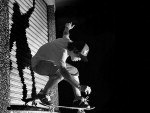 O fotgrafo Tiago Pavan acompanha os skatistas da cidade e registra o radicalismo das manobras em suas fotos