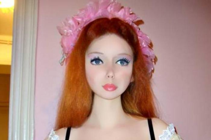Modelo Ucraniana igual à boneca Barbie - Fugir à Crise