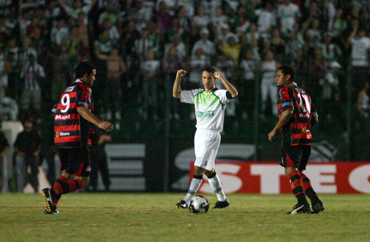 Fernande comemora o primeiro gol do Figueira no jogo, marcado pelo camisa 10 Alvinegro:imagem 1